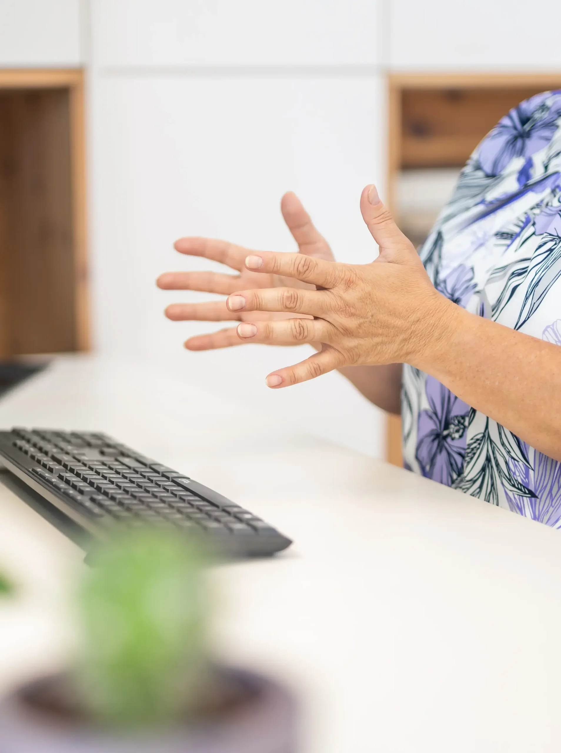 Eva Maria Hofstätters Hände machen eine erklärende Geste